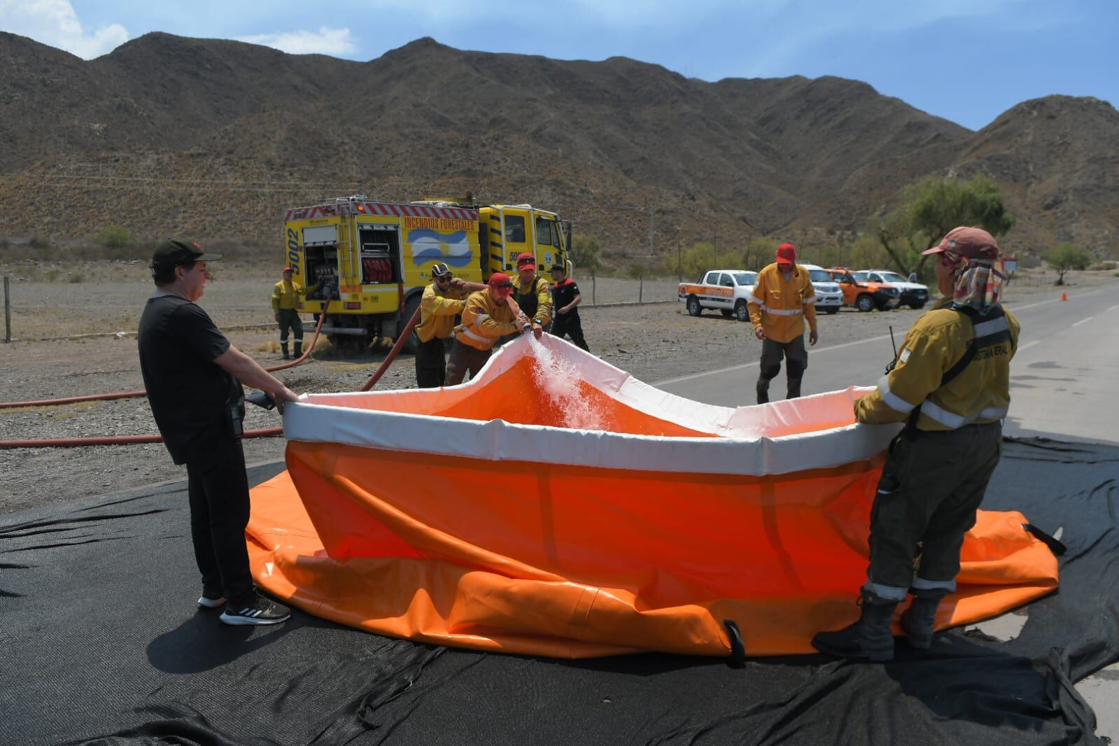 Las autoridades se preparan para combatir el incendio. / Foto: Ignacio Blanco / Los Andes