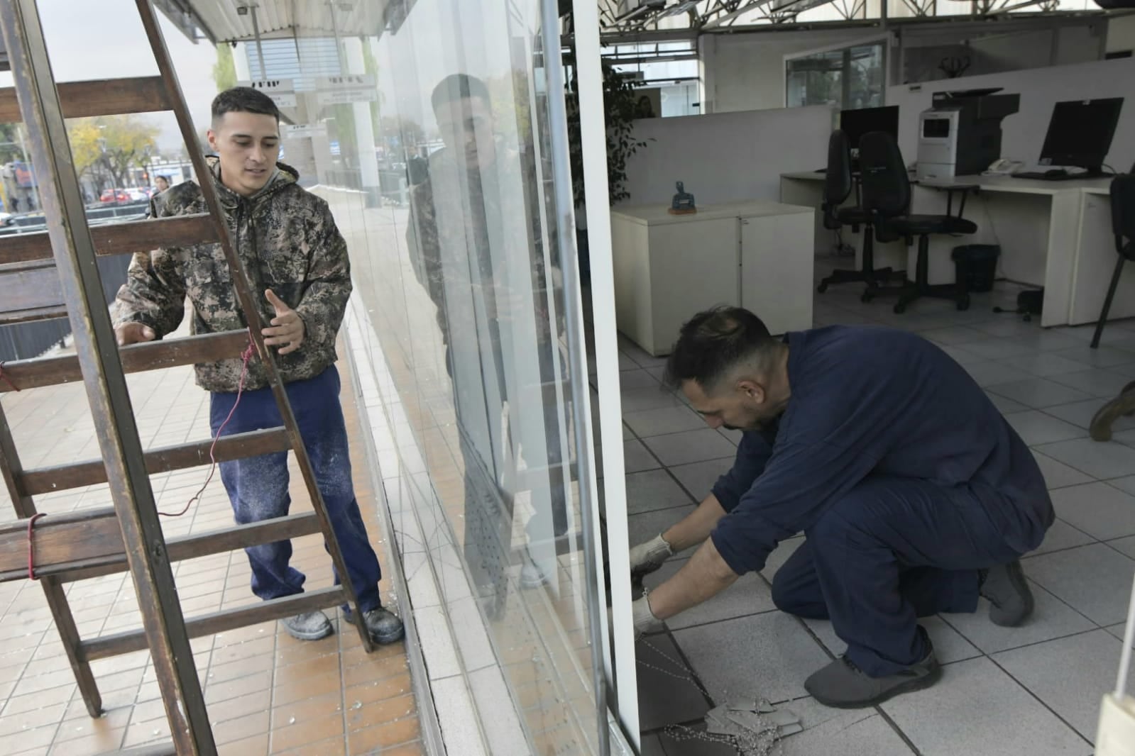 Vidrios estallados en la sede N°2 de AFIP en Mendoza tras el viento Zonda (Orlando Pelichotti / Los Andes)