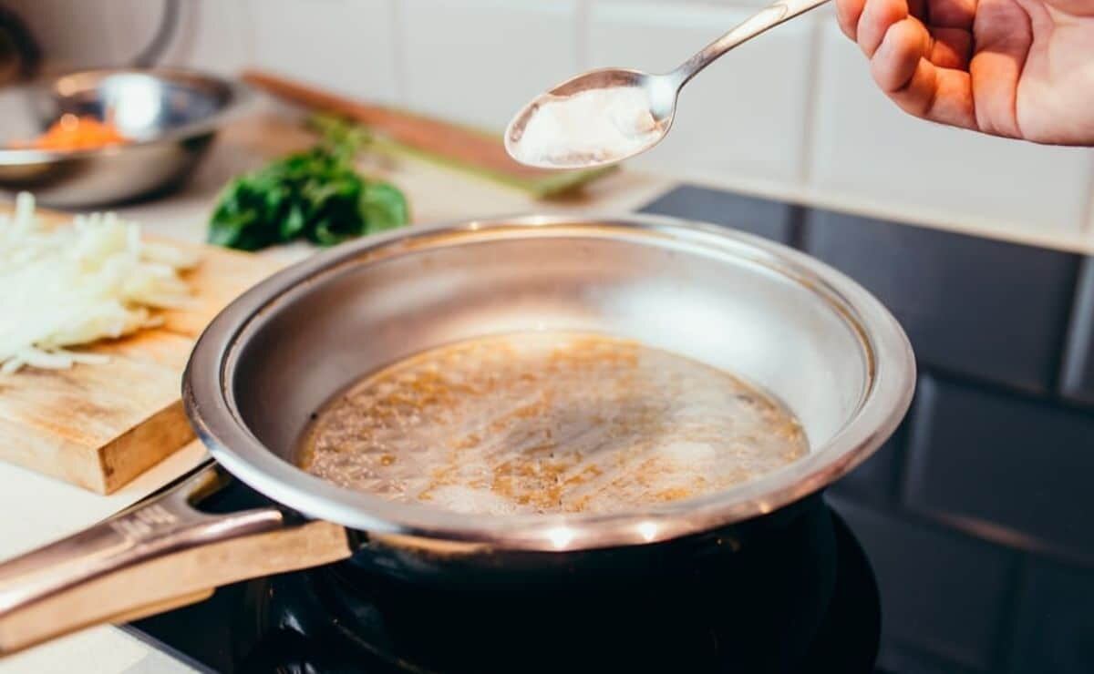 Aprendé este truco fácil y rápido para quitar el azúcar pegado de una olla