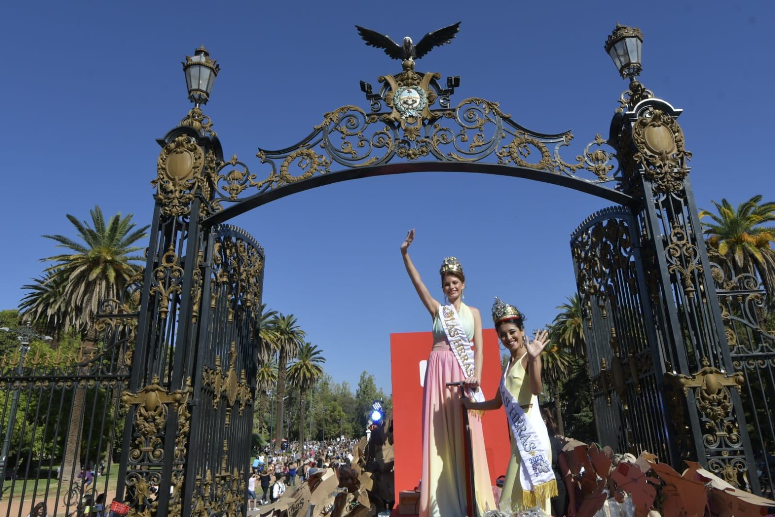 Carrusel 2023: las reinas, el color y la alegría en el desfile de los carros vendimiales (Orlando Pelichotti / Los Andes)