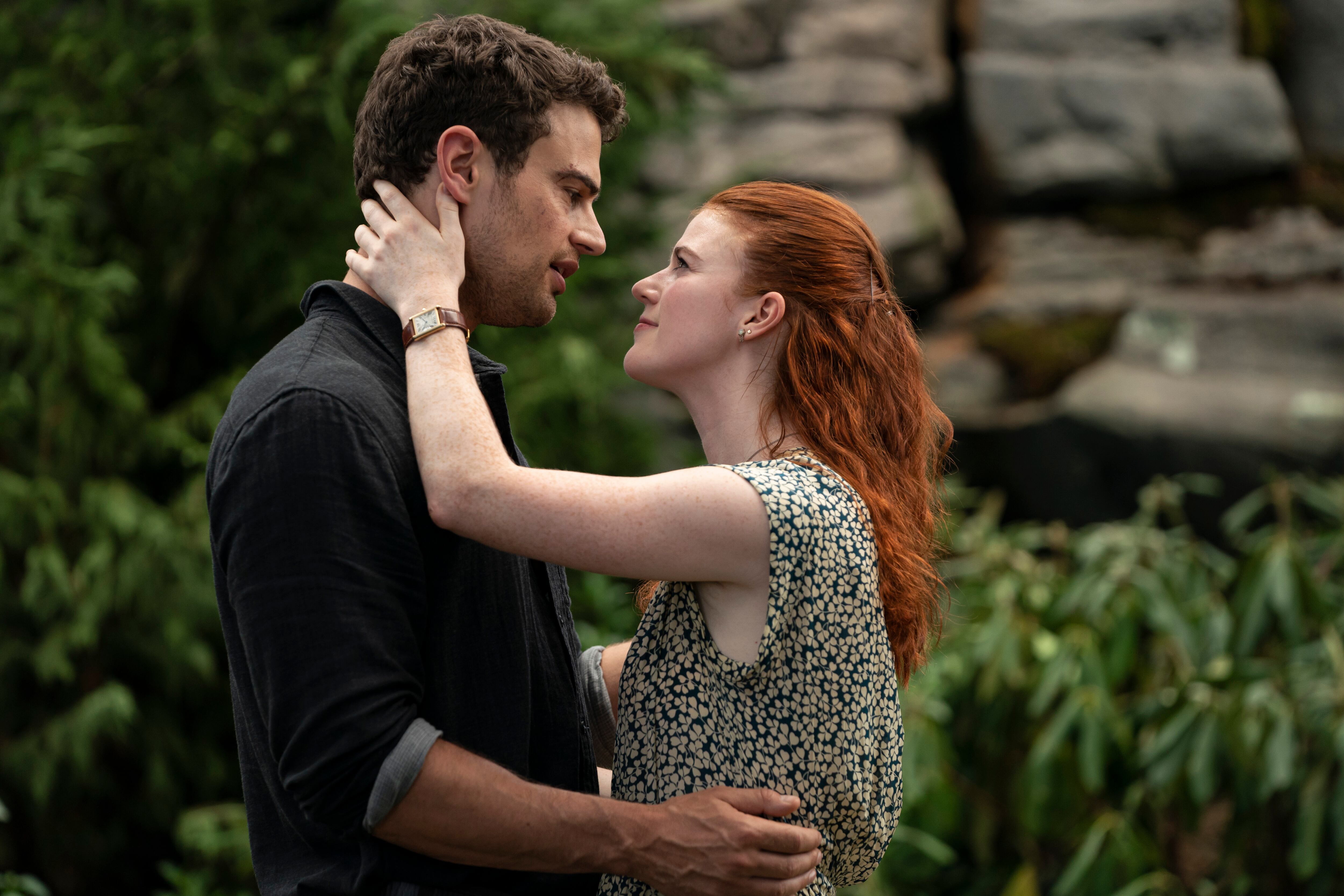 Rose Leslie y Theo James son los protagonistas de "La mujer del viajero en el tiempo" de HBO Max.