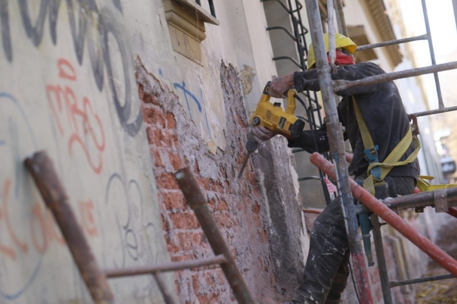 Renovación de veredas y fachadas de la Bodega Arizu.