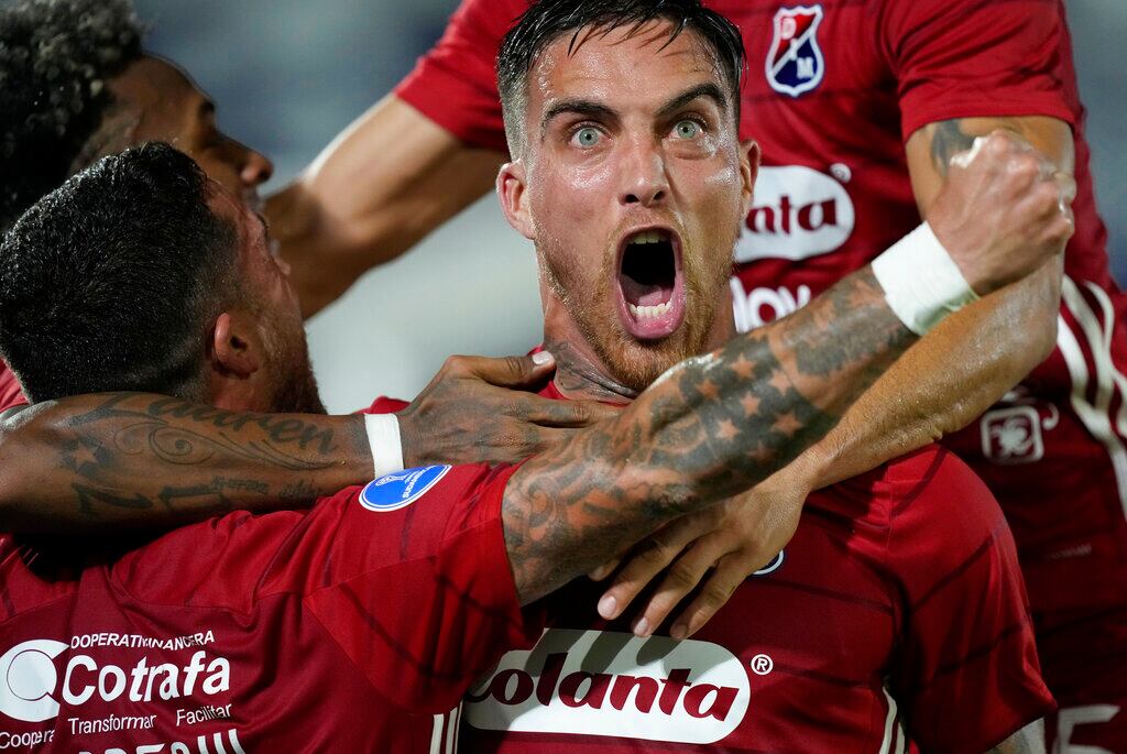 Oscar Méndez, de Independiente Medellín colombiano, celebra con su compañero Adrián Arregui tras el segundo gol de su equipo contra Guairena FC paraguayo en un partido de la Copa Sudamericana, en el estadio Defensores del Chaco, en Asunción, Paraguay, el 7 de abril de 2022. (AP Foto/Jorge Sáenz)