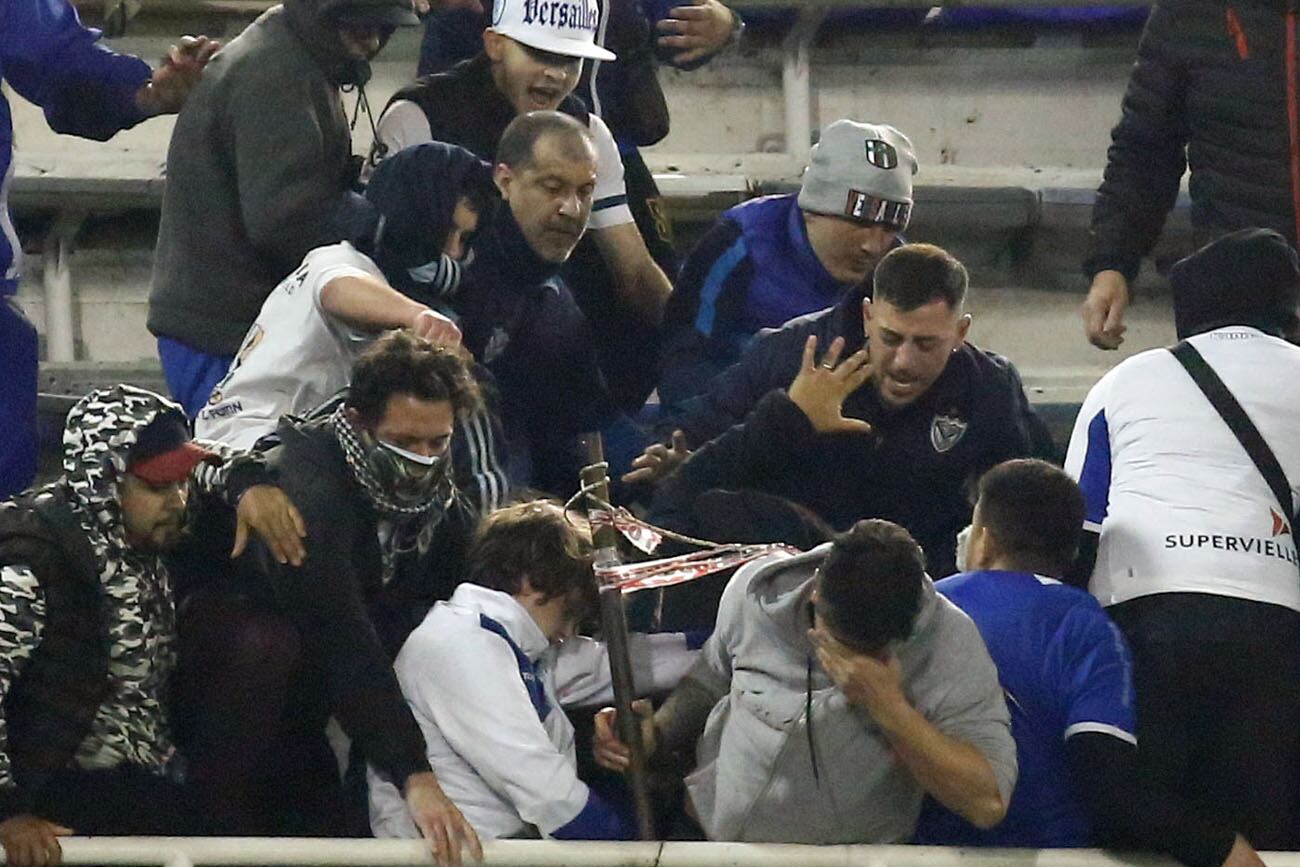 Barras de Vélez agredieron a hinchas de Talleres en la platea del estadio.  (Gentileza)