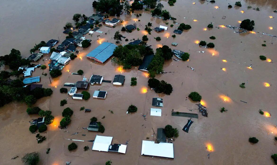 Al menos 66 muertos y 101 desaparecidos en Brasil por las inundaciones: las impactantes imágenes de la catástrofe