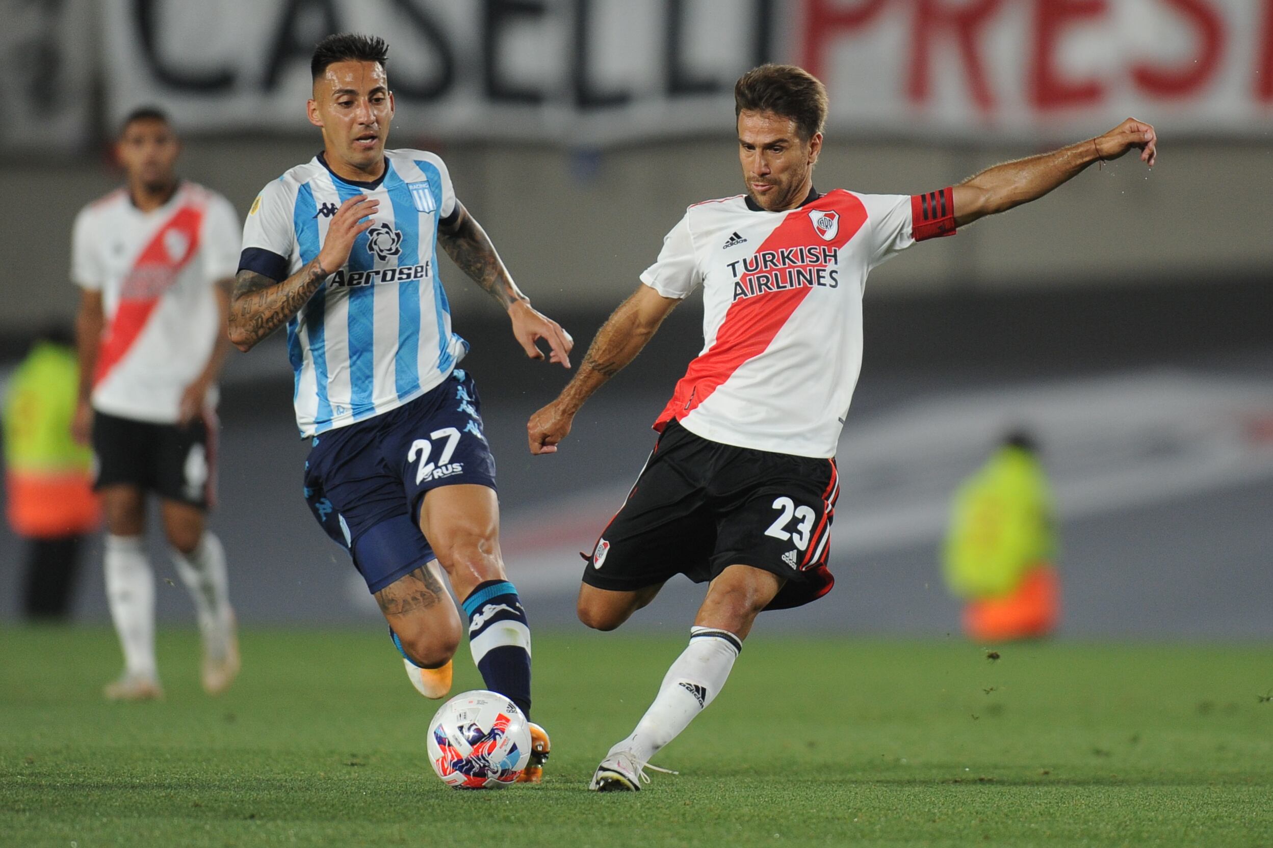 Leonardo Ponzio jugó de titular en el que pudo ser el último partido de su carrera. Foto Clarín.