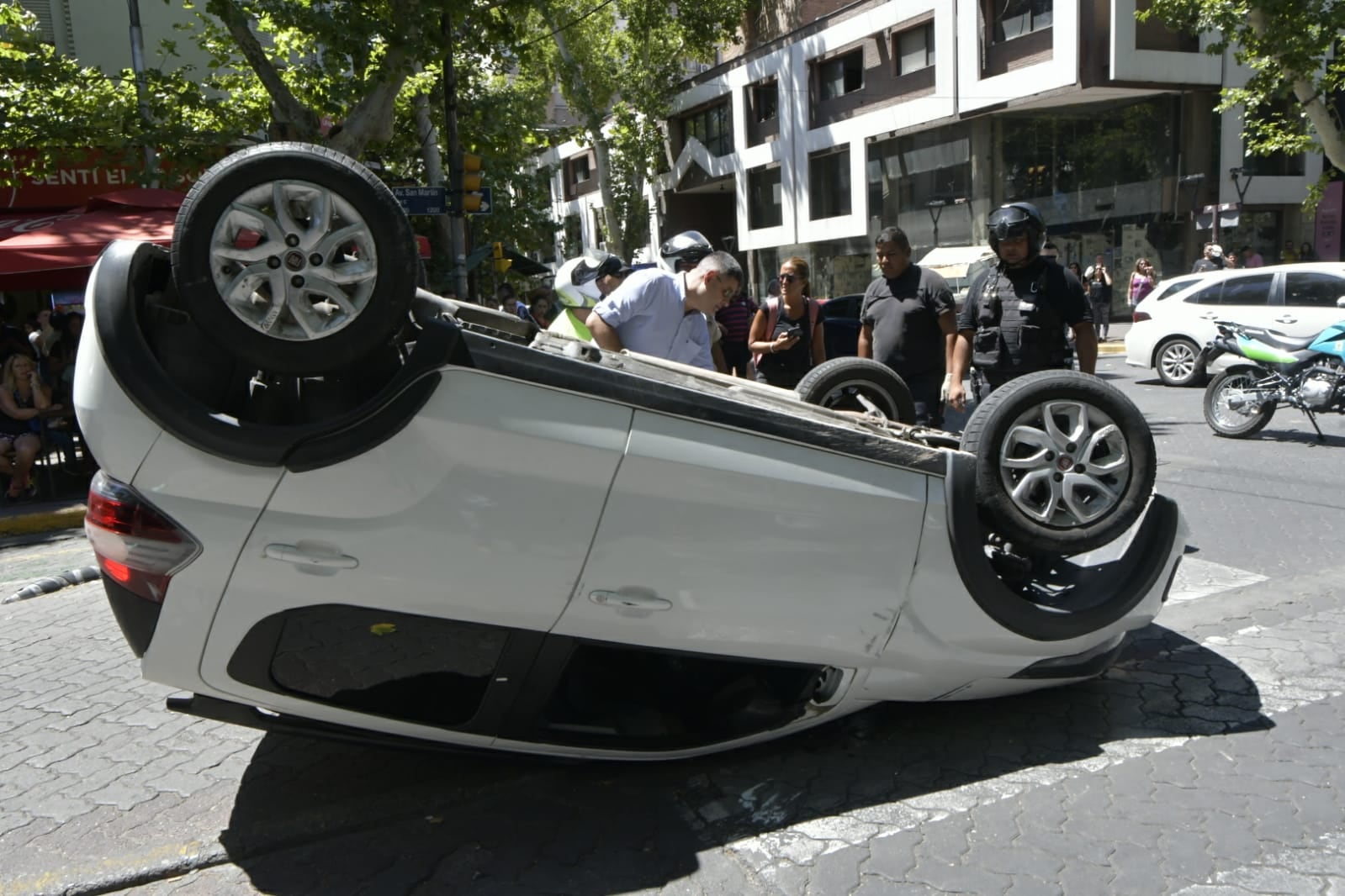 El Fiat Mobi que volcó en avenida San Martín tras el choque múltiple  
 (Orlando Pelichotti / Los Andes)