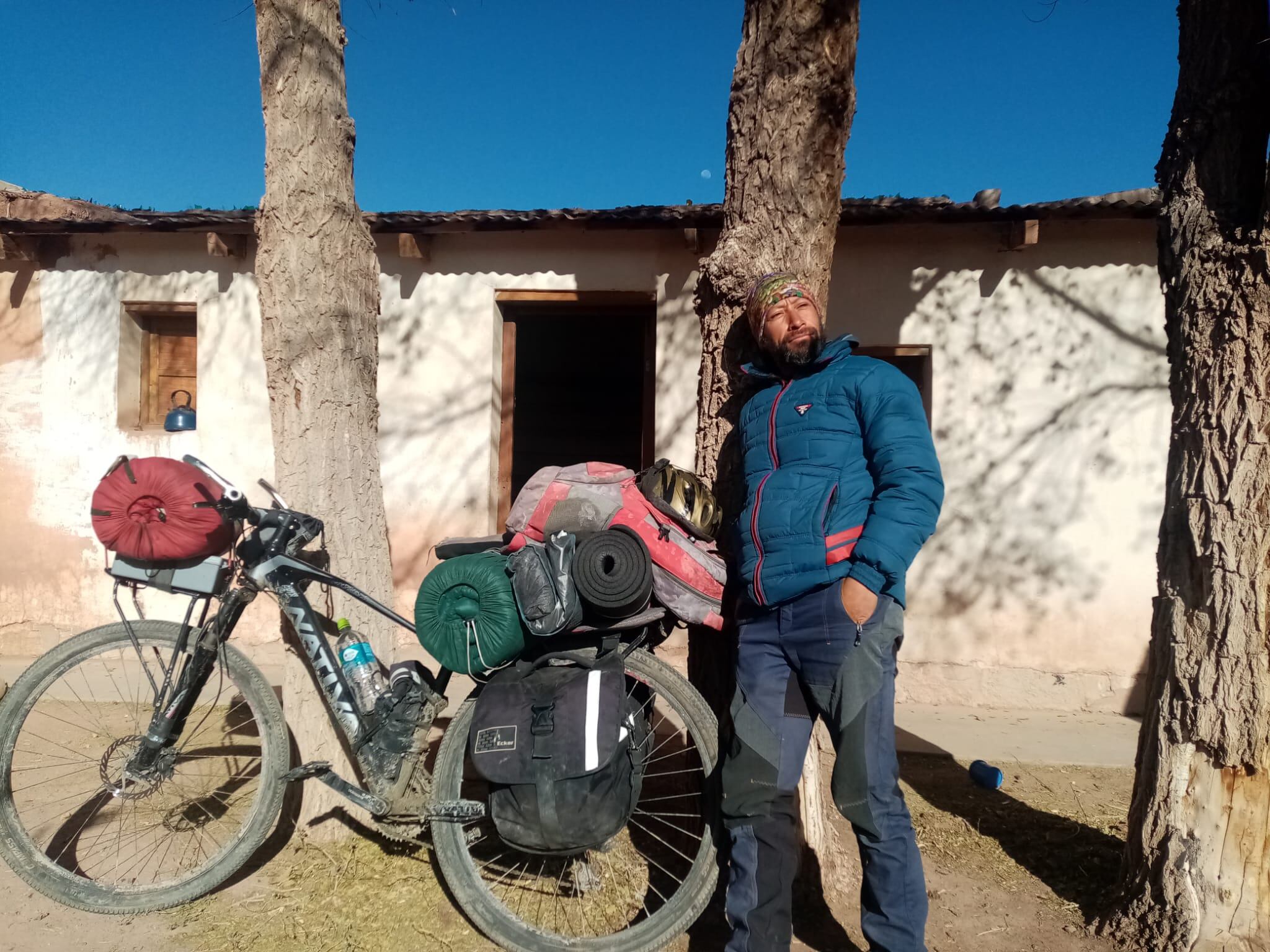 Salió hace 14 meses de Bogotá, llegó a Mendoza y quiere recorrer toda América del Sur en bicicleta. Foto: Gentileza Arnulfo Sáenz.