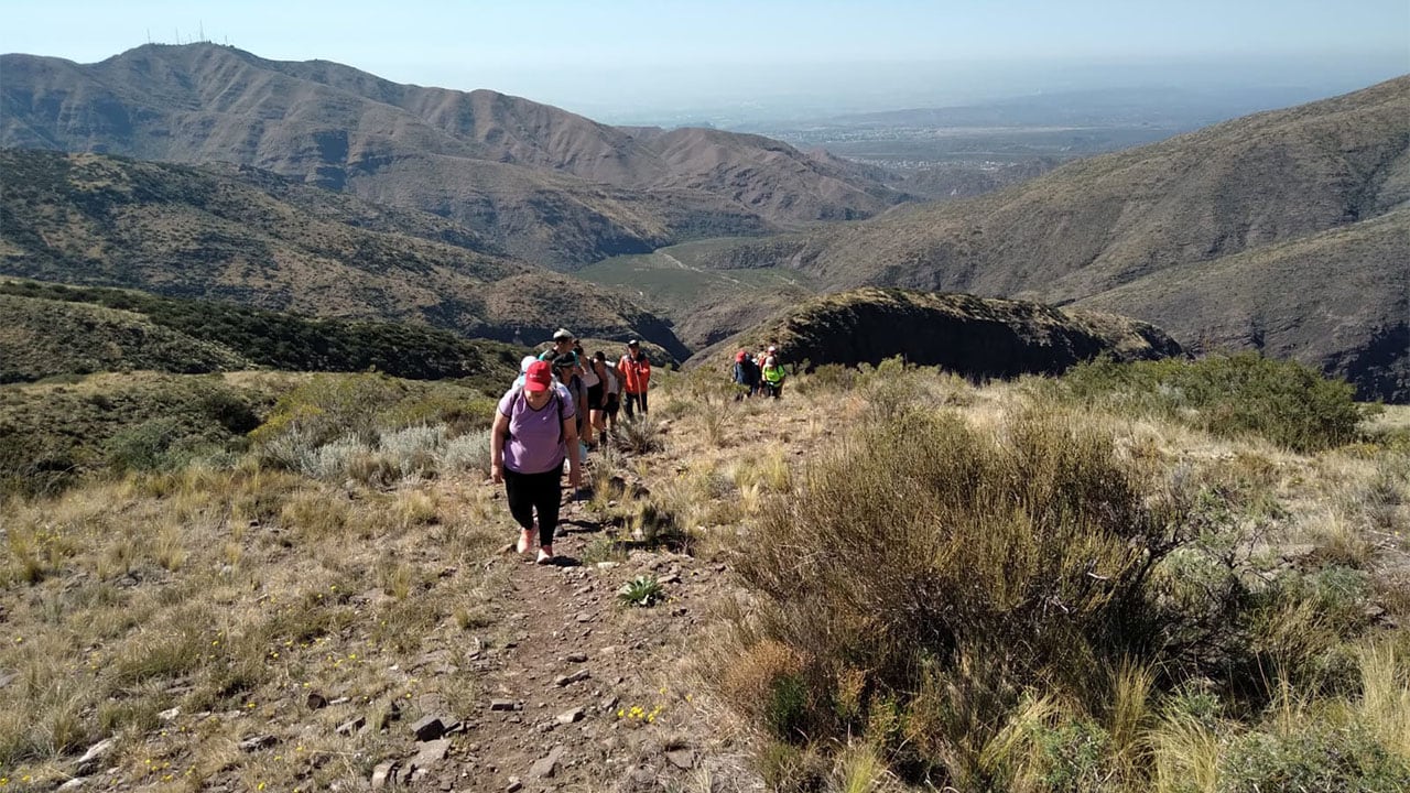 El Gateado, el cerro que nos invita a recorrer el piedemonte