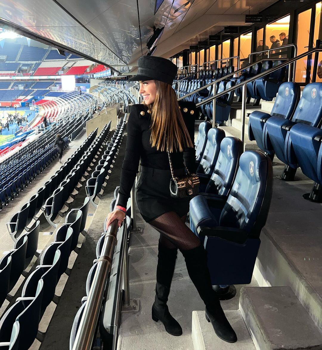 Antonela Roccuzzo deslumbró con un total black desde la tribuna del estadio del PSG