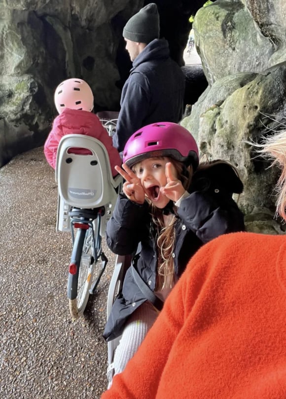 Tarde en bici de Mauro Icardi junto a su familia.