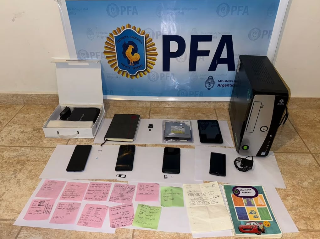 Las libretas con anotaciones, los celulares y la CPU que incautaron durante los allanamientos. Foto: PFA