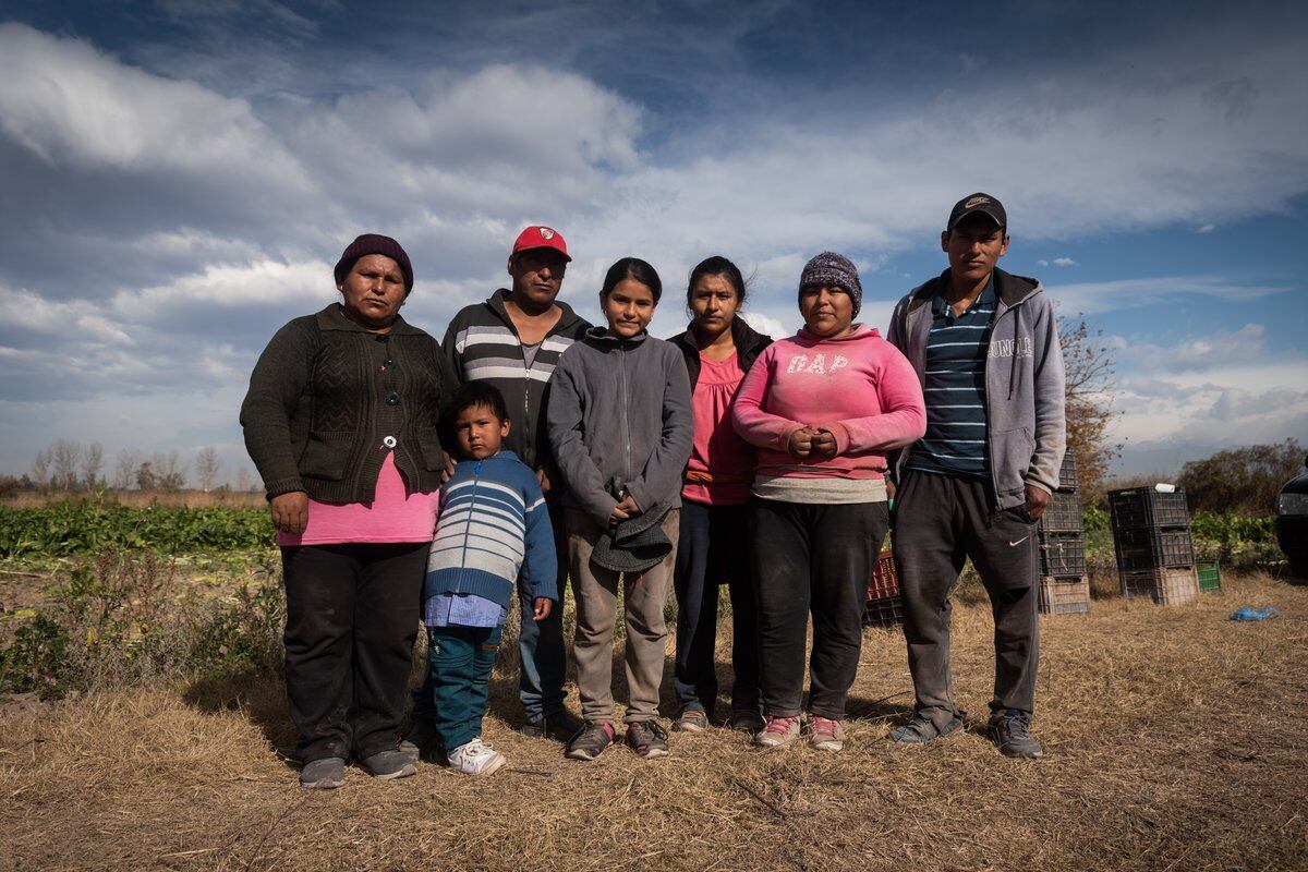 Parte de la familia Lamas-Amador: Urbano Lamas, Yolanda Amador y sus hijos Josué, Damaris, Rocío, Romina y Alex (el joven que fue atropellado). Foto: Ignacio Blanco / Los Andes