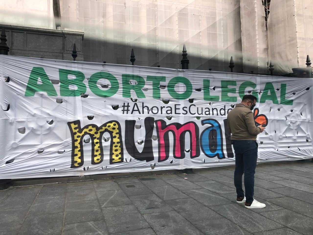 Mujeres de todo el país realizaron hoy una "sentada" para reclamar a los legisladores y legisladoras nacionales el tratamiento urgente del proyecto que garantice el aborto - Clarín