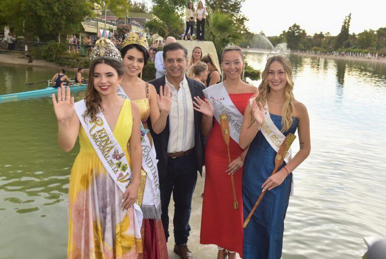 Ana Laura Verde y Gemina Navarro, Reina y Virreina de la Vendimia, fueron acompañadas por Lucila Juárez, reina del Club Regatas y Candela Sáenz, virreina de la institución. En la foto junto a Jorge Aguirre Toum, titular del CMR. 