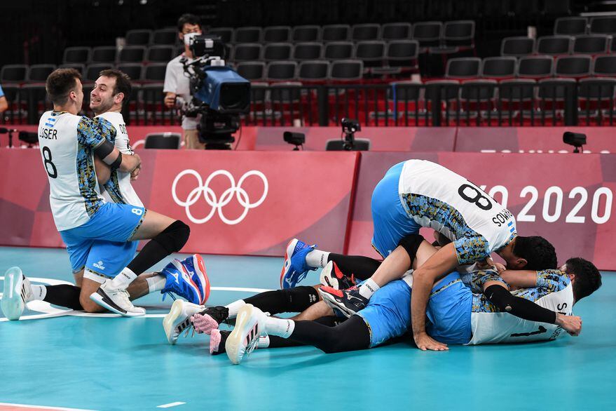 Festejo argentino por el pase a semifinal olímpica.