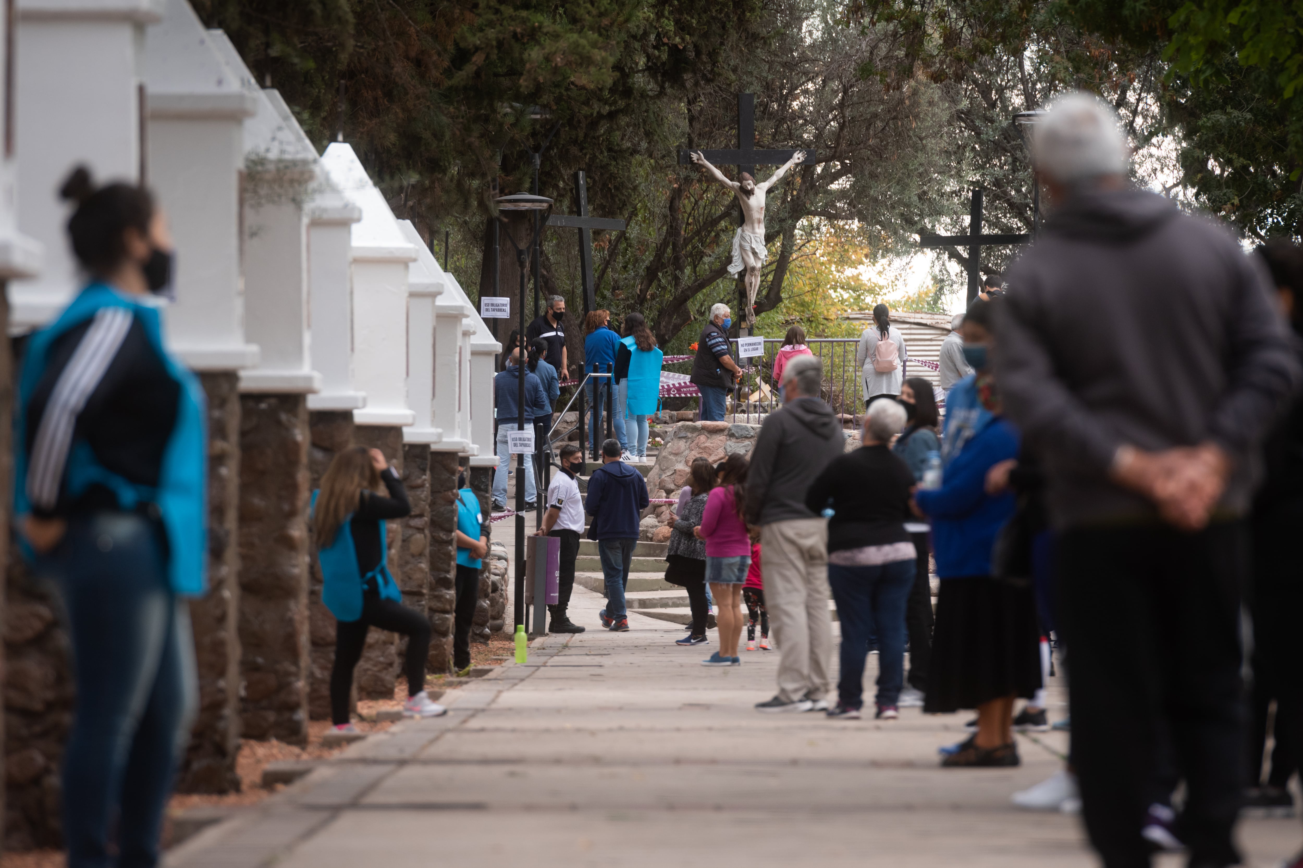 Los fieles volvieron con cuidados al Calvario en Semana Santa