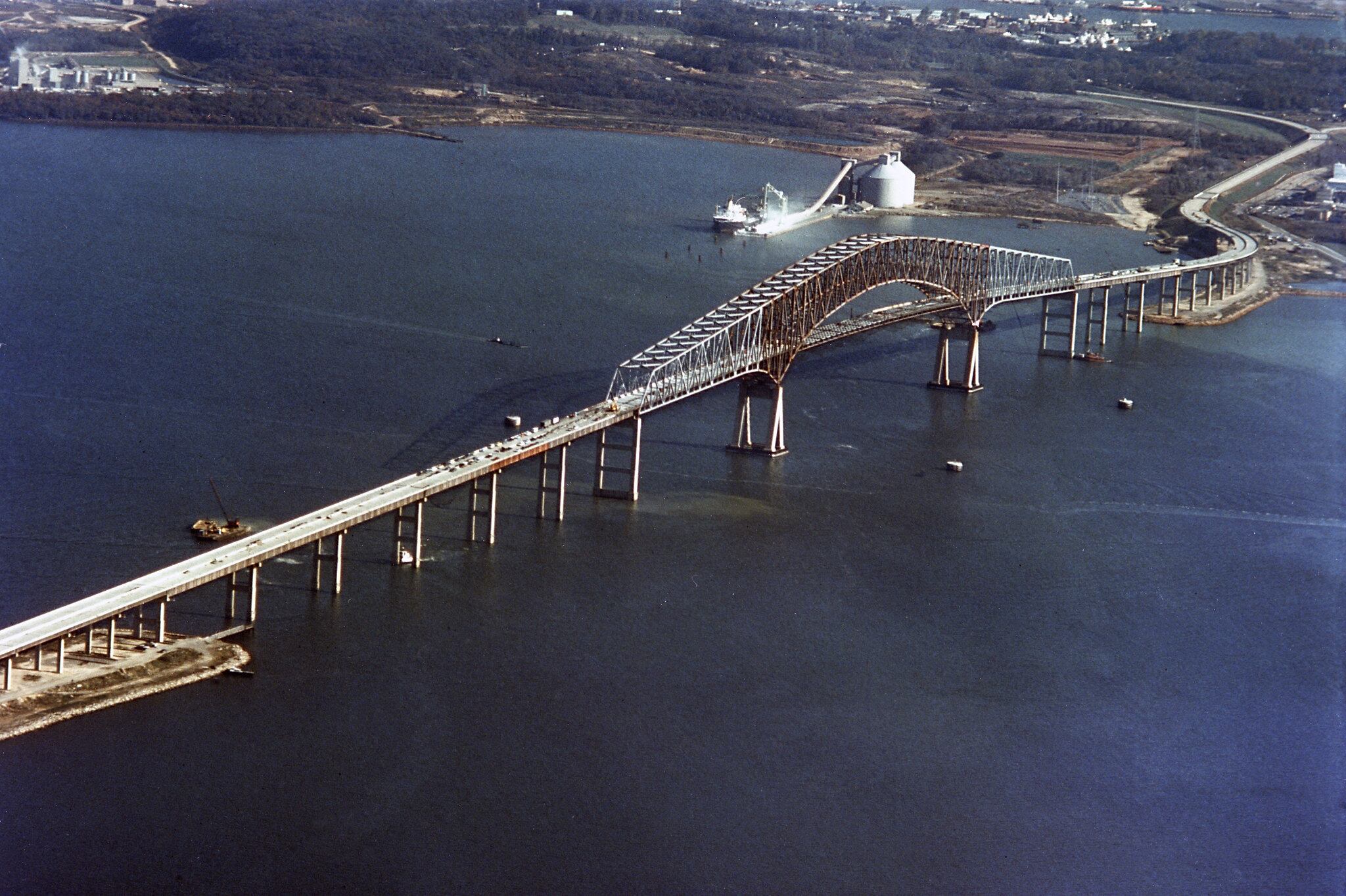 Se derrumbó el puente de la Ciudad de Baltimore, tras el impacto de un barco.