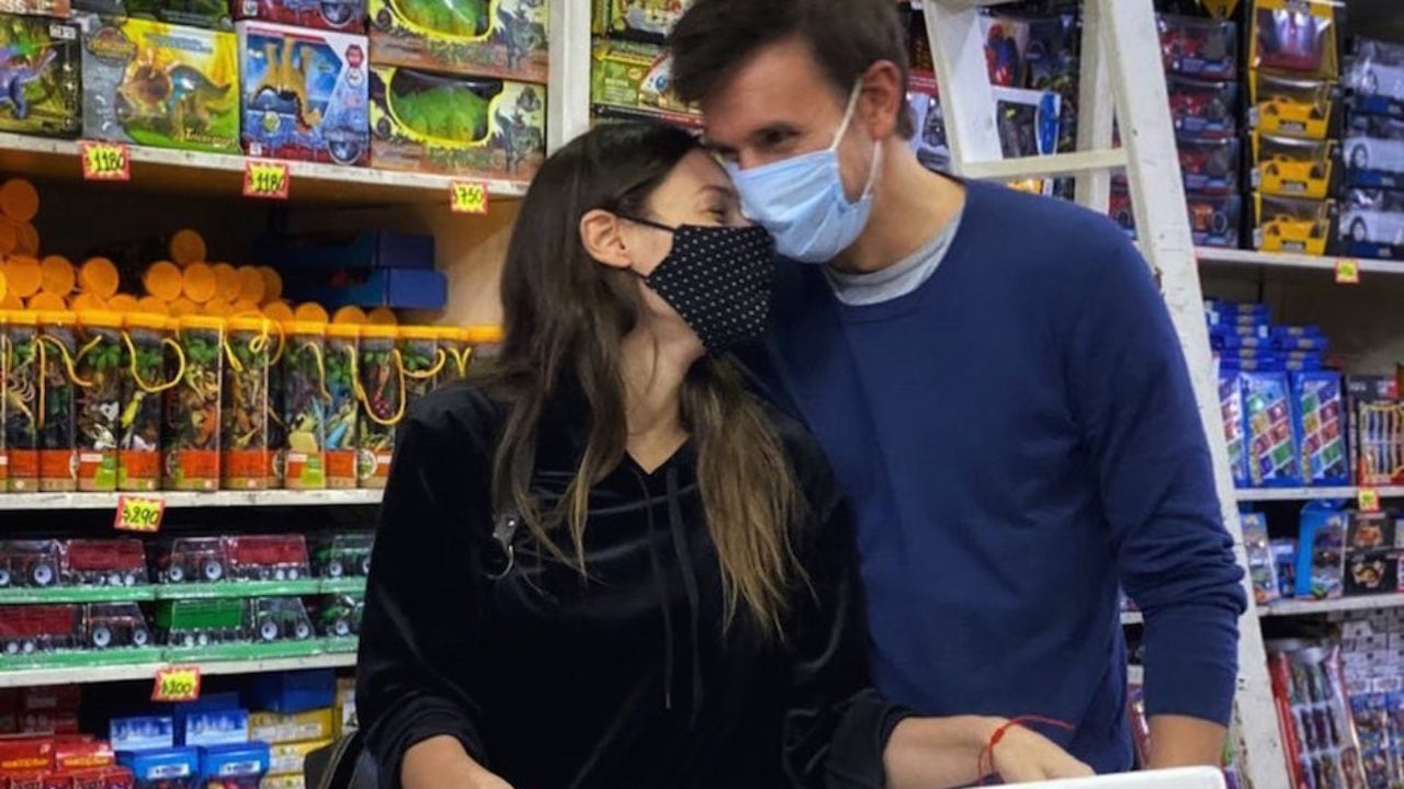 Pampita y sus compras en el super chino de la esquina de su casa