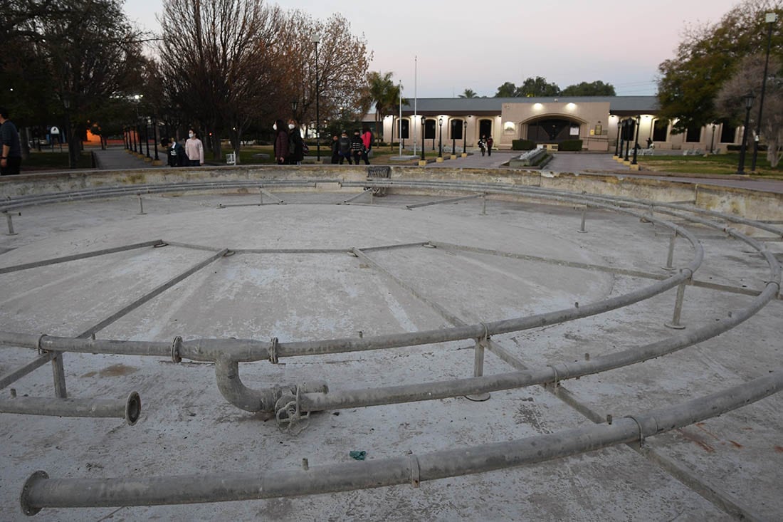 La fuente de la plaza del Museo del Área Fundacional de Ciudad ha dejado de funcionar momentáneamente por estudios en la cámara subterránea. 