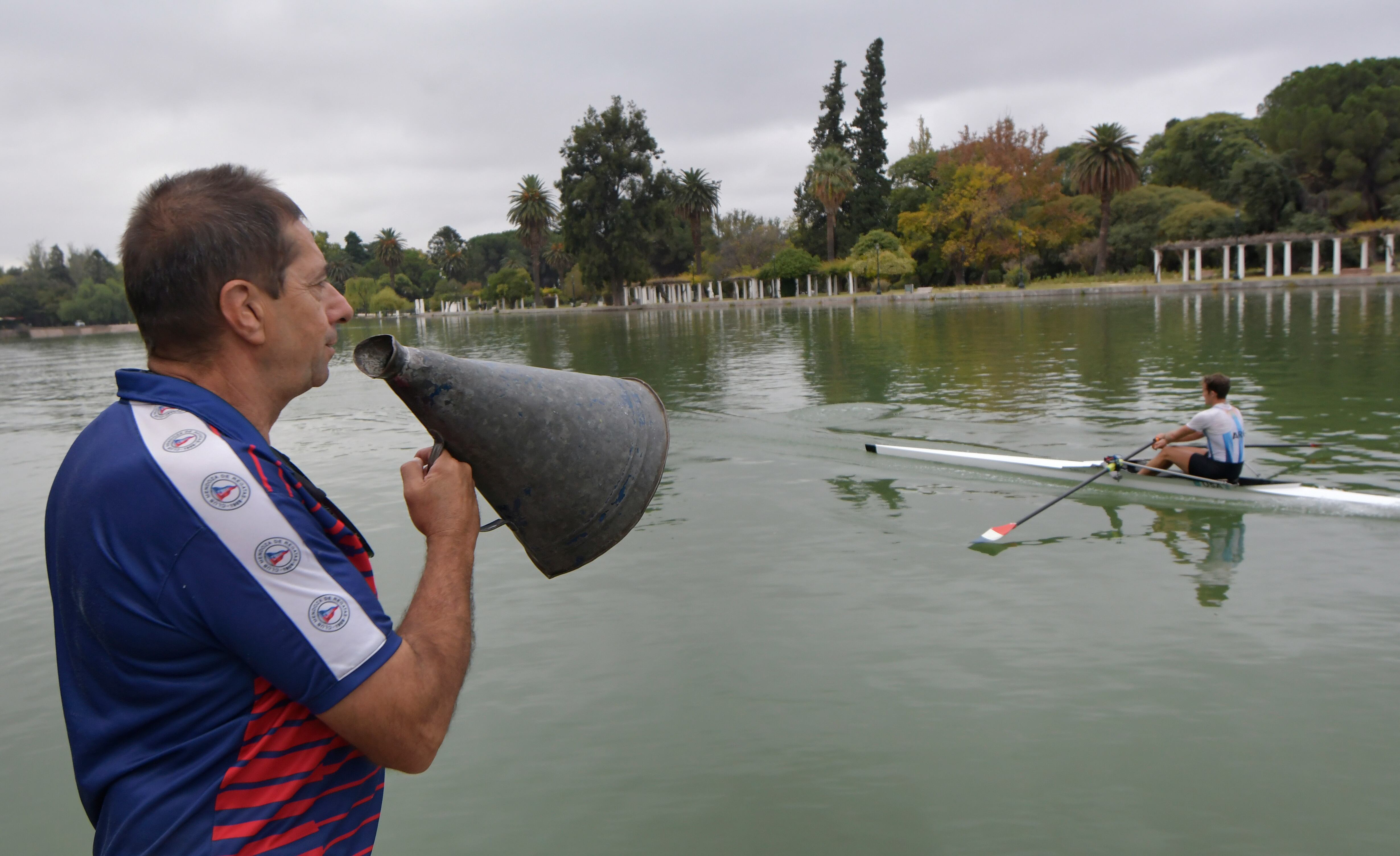  Mendoza. 06 marzo de 2021 Deportes
Pablo Scuri, entrenador de remo que tiene a cargo la escuela de Remo en el Club Mendoza Regatas.
remero, deportista, entramiento, lago 
Foto: Orlando Pelichotti/ Los Andes 
