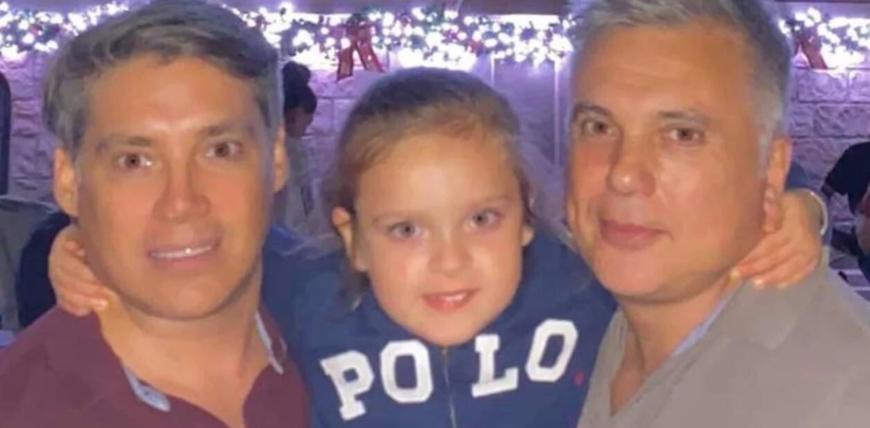 Andrés Galfrascoli y Fabián Núñez, junto a su hija Sofía.