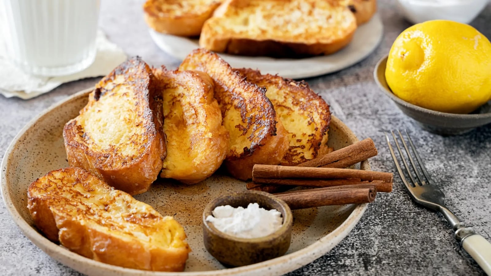 Así se preparan unas exquisitas torrejas dulces con el pan viejo.