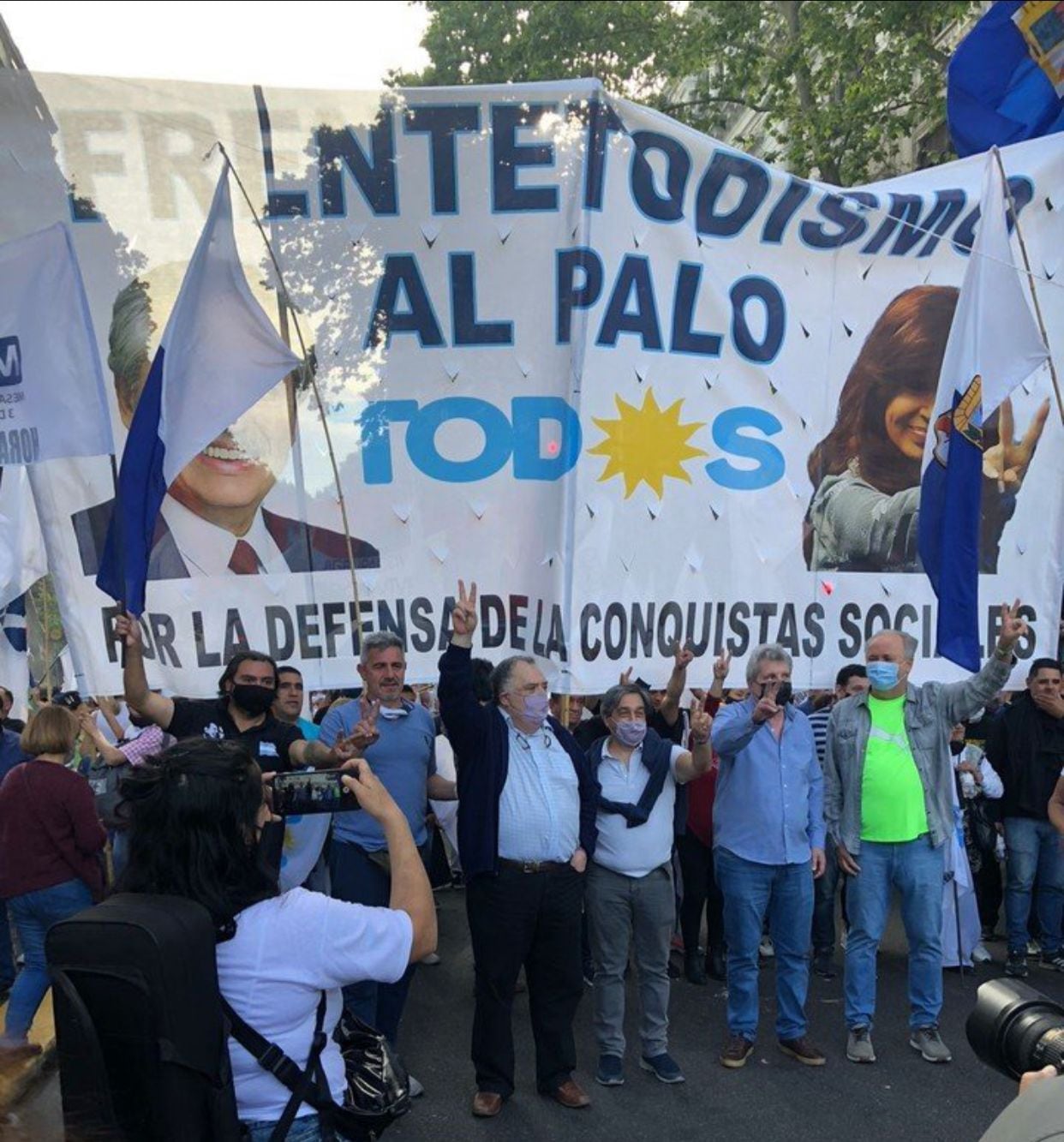 Miles de personas se concentraron en la tarde de este domingo en la Plaza de Mayo