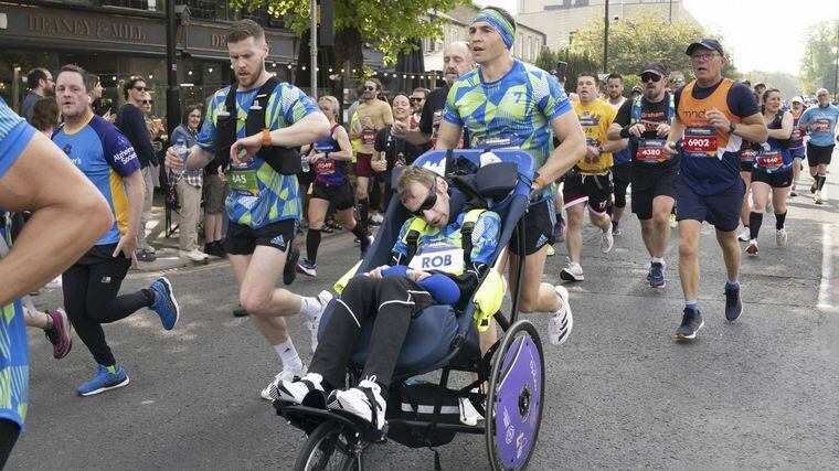 Kevin Sinfield y Rob Burrow corriendo la maratón "Rob Burrow de Leeds". Foto: Gentileza Cadena 3