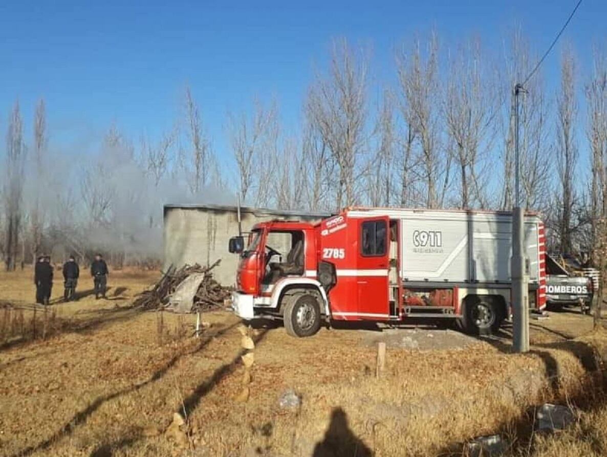 El incendió dejó daños totales en la vivienda ubicada en El Nevado (Foto gentileza / FM Barrancas)