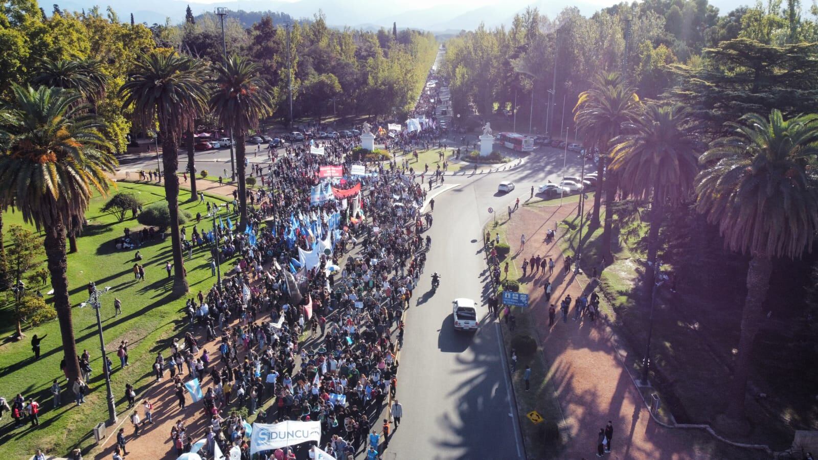 Masiva movilización en Mendoza de estudiantes y trabajadores que se sumaron a la marcha universitaria nacional. Foto: Marcelo Rolland / Los Andes