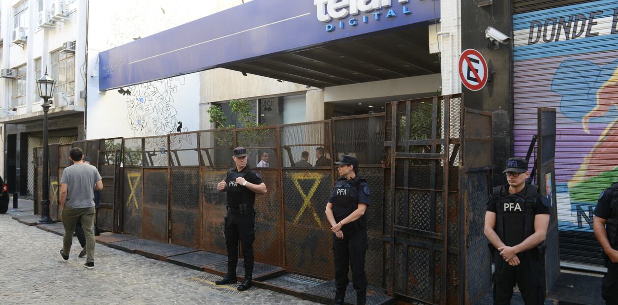 Vallas en Télam. (Foto: Luciano Thieberger/Clarín)