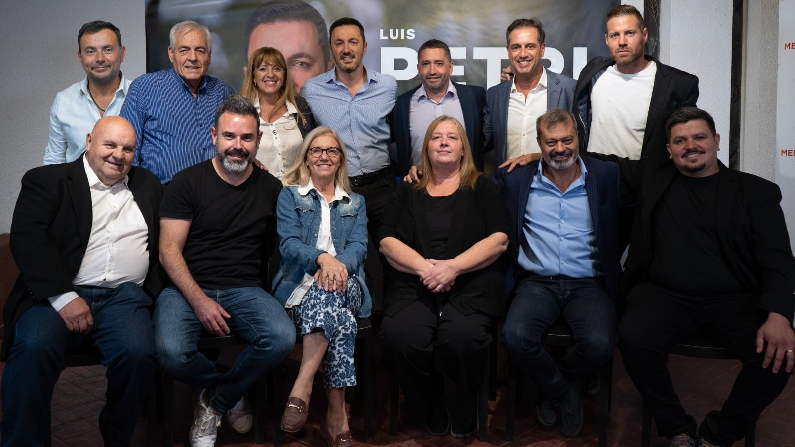 Luis Petri junto a Patricia Giménez y los precandidatos a las comunas que competirán el 11 de junio.