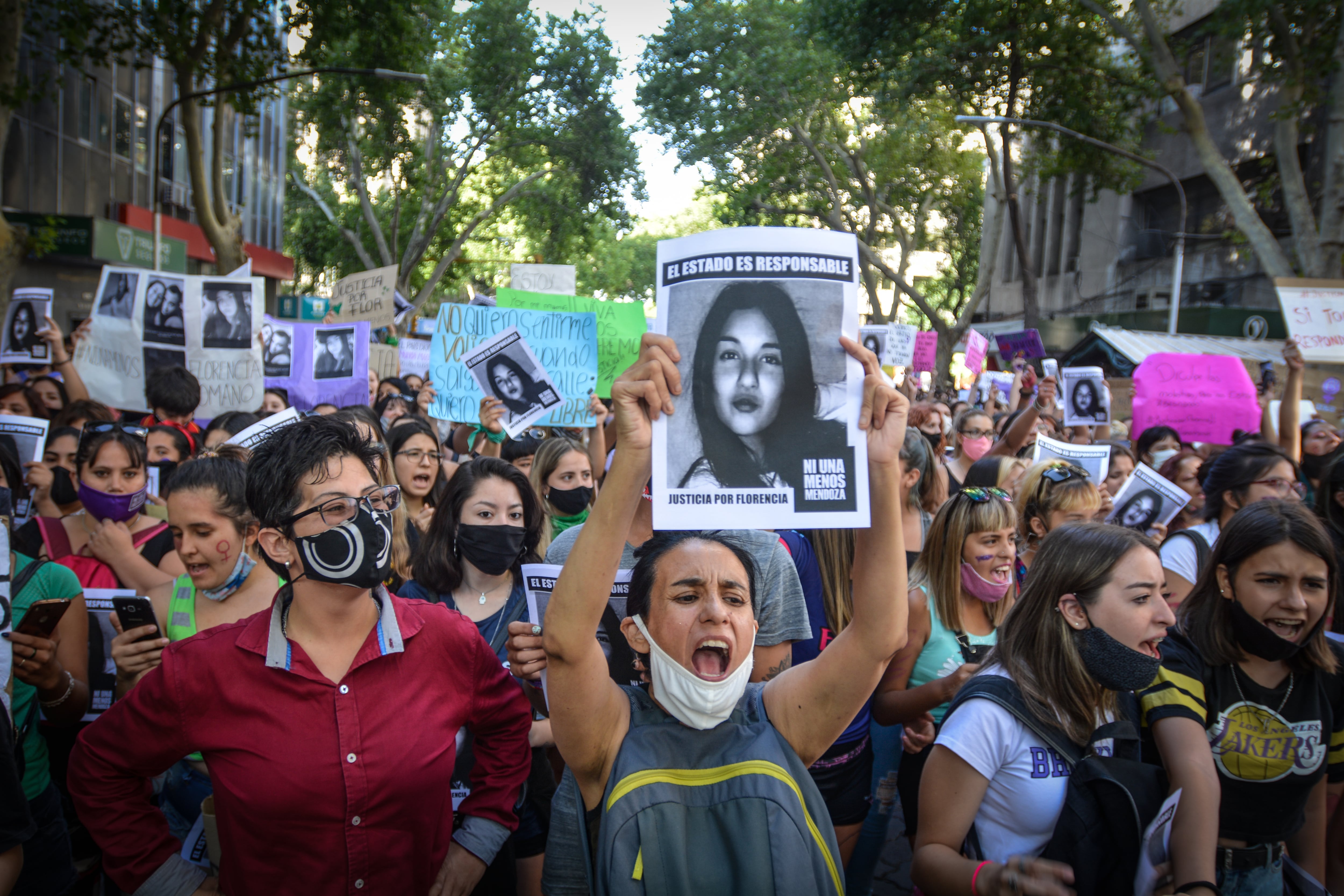 Masiva marcha en pedido de justicia por el femicidio de Florencia Romano.