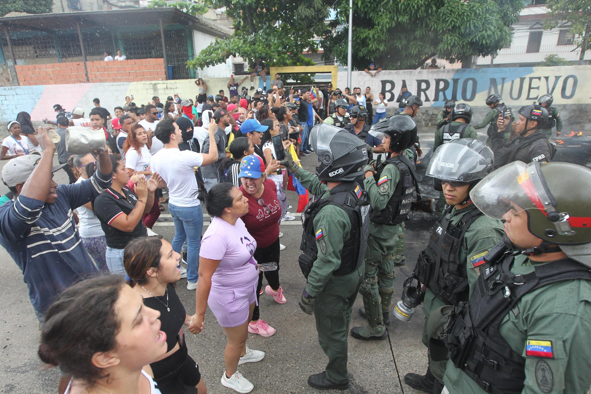 Personas reclaman frente a integrantes de la Guardia Nacional Bolivariana (GNB) durante una manifestación luego de los resultados de las elecciones presidenciales en el sector del Primero de Mayo en Caracas (Venezuela). EFE/ Manuel Díaz