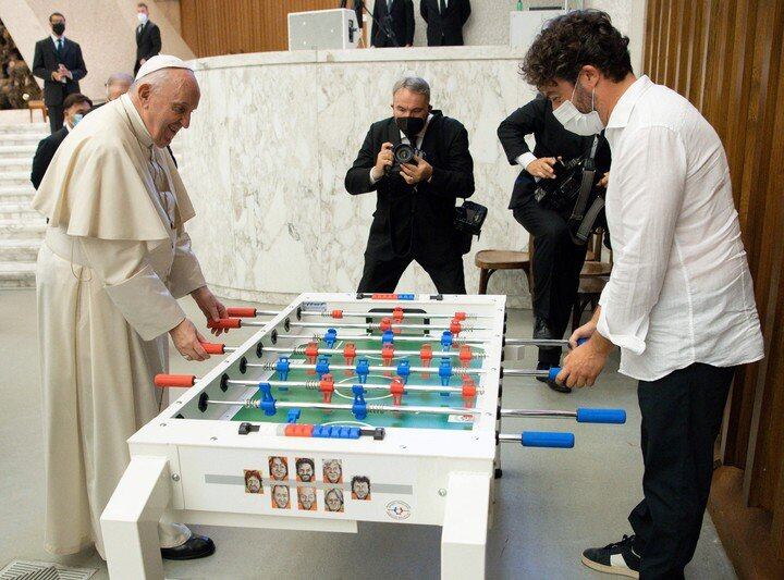 El papa Francisco hizo una pausa en su agenda y jugó al metegol durante la Audiencia General. Prensa Vaticano