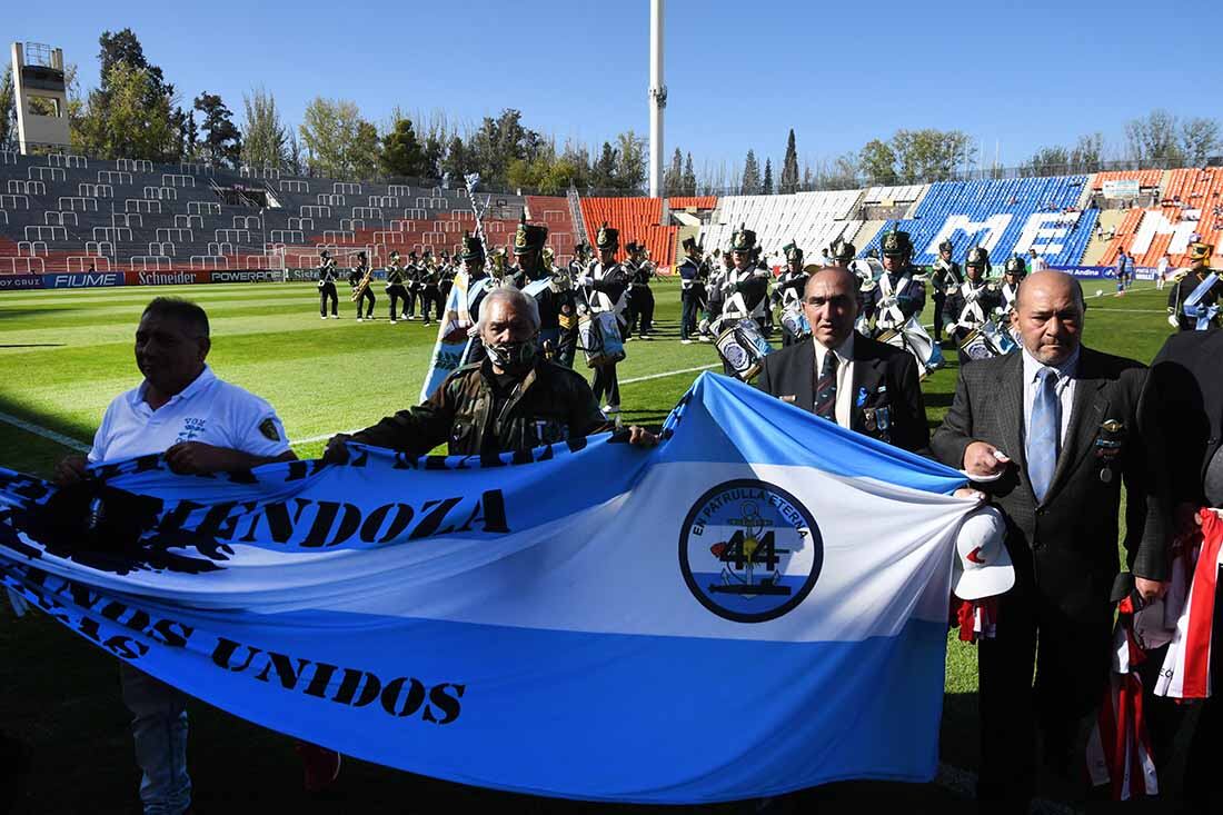 Futbol Liga Profesional Godoy Cruz Antonio Tomba vs. Estudiantes de la Plata en el estadio Malvinas Argentinas en Mendoza.
En la previa del Partido se hizo un homenaje a los veteranos de Malvinas que estuvieron presentes en el estadio junto a la Banda Militar Talcahuano del RIM 11.
Foto: José Gutierrez / Los Andes