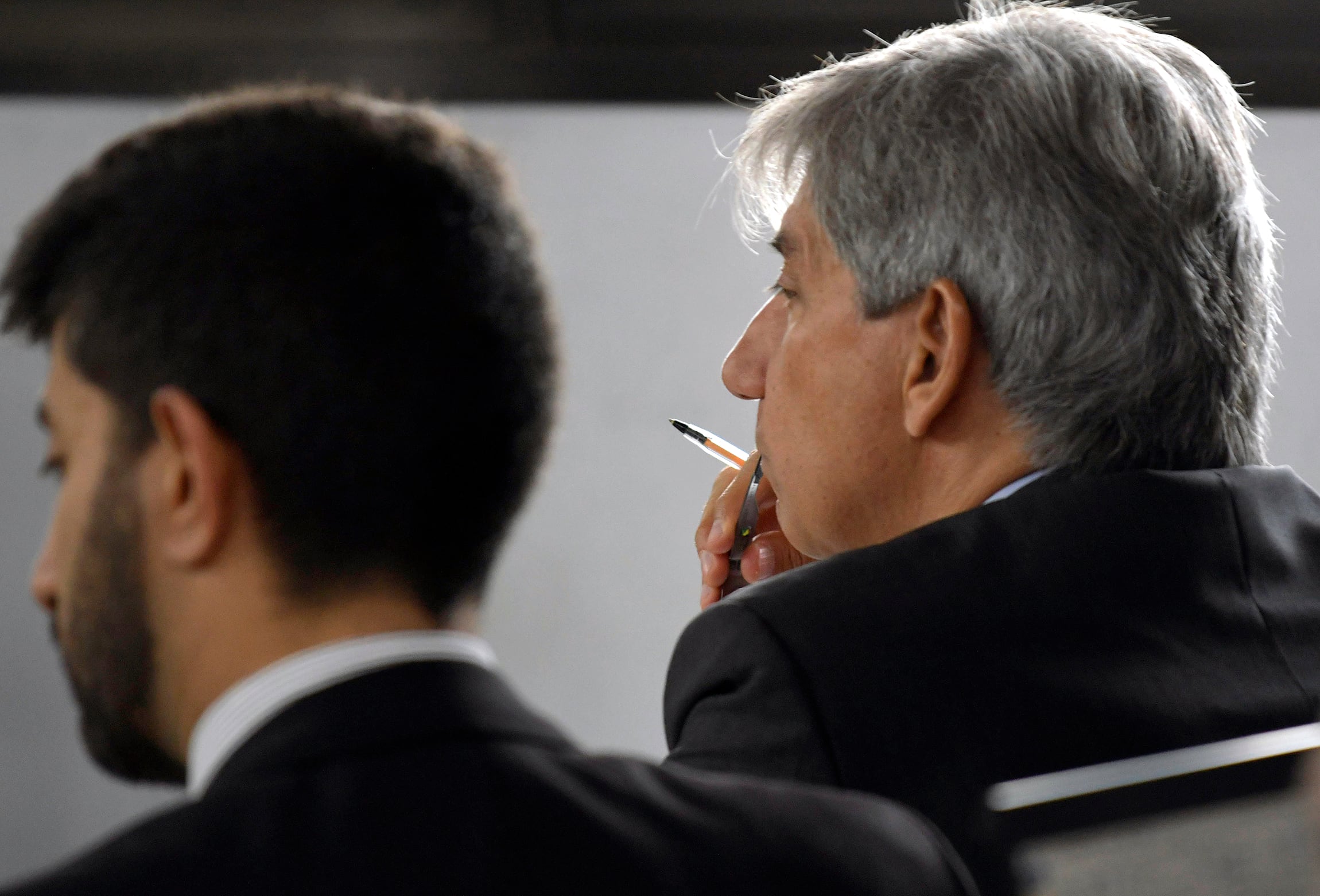 Causa ex juez federal Walter Bento, en Tribunales federales. Hoy declararon Juan Carlos Iñiguez (de remera celeste)  y Alfredo Bustos Cara

Foto: Orlando Pelichotti
