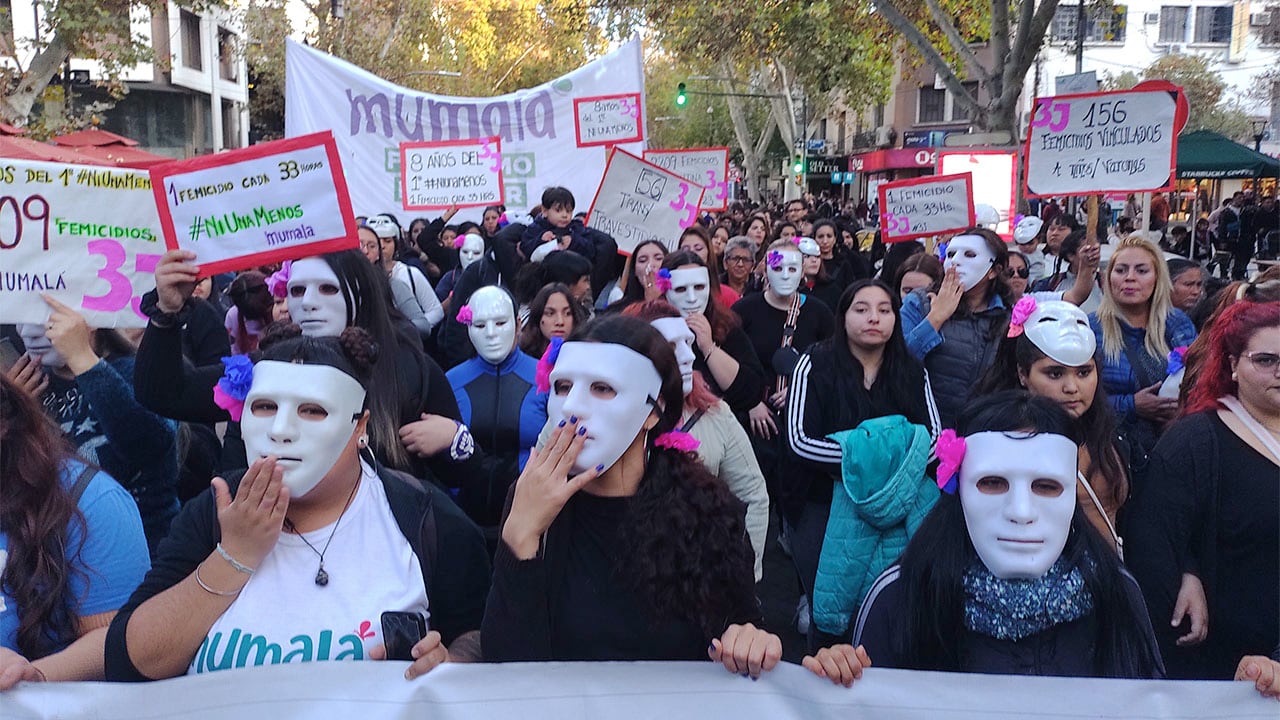 Marcha nacional por “Ni una menos”: Mendoza sigue de luto y el color negro es una consigna