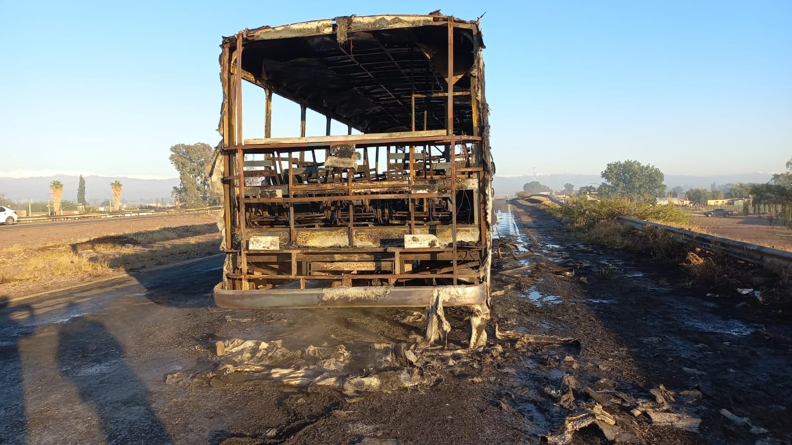 Incendio de colectivo Nueva Generación en Acceso Este, en la zona de Rodeo del Medio (Gentileza @radiomitremza)