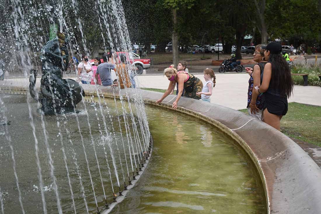 Ola de calor en Mendoza: esta semana hará más de 41° y recomiendan extremar cuidados para evitar problemas de salud. Foto: José Gutierrez / Los Andes.