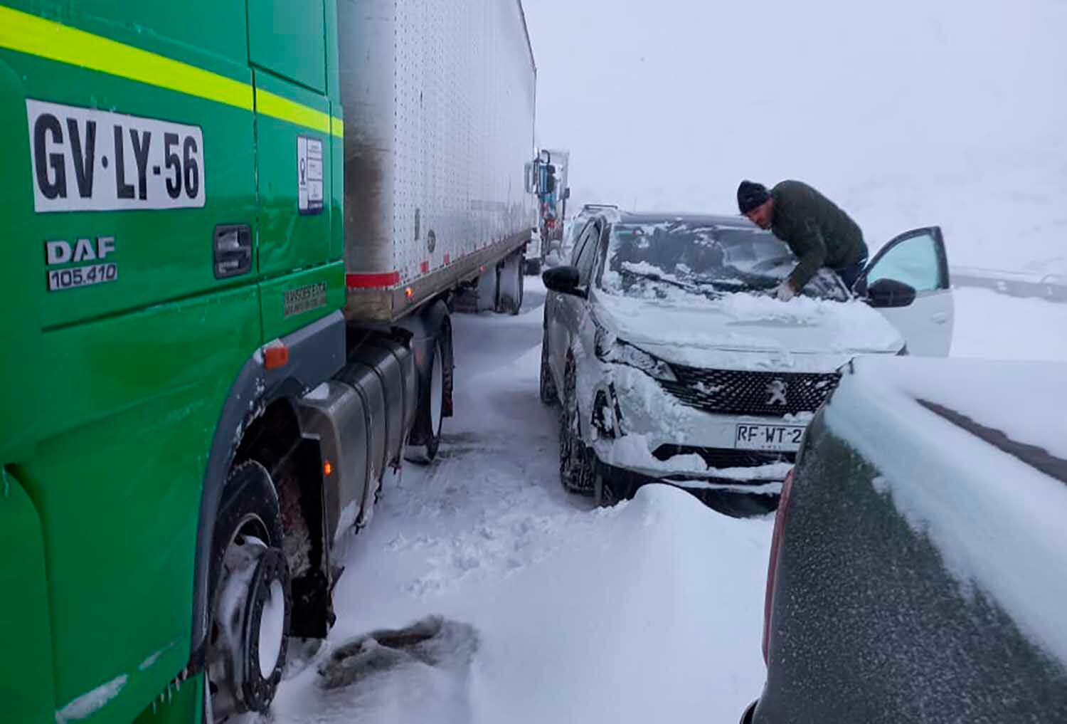 Temporal en Alta Montaña: hay unas 400 personas y 300 vehículos varados en la ruta internacional por la nieve