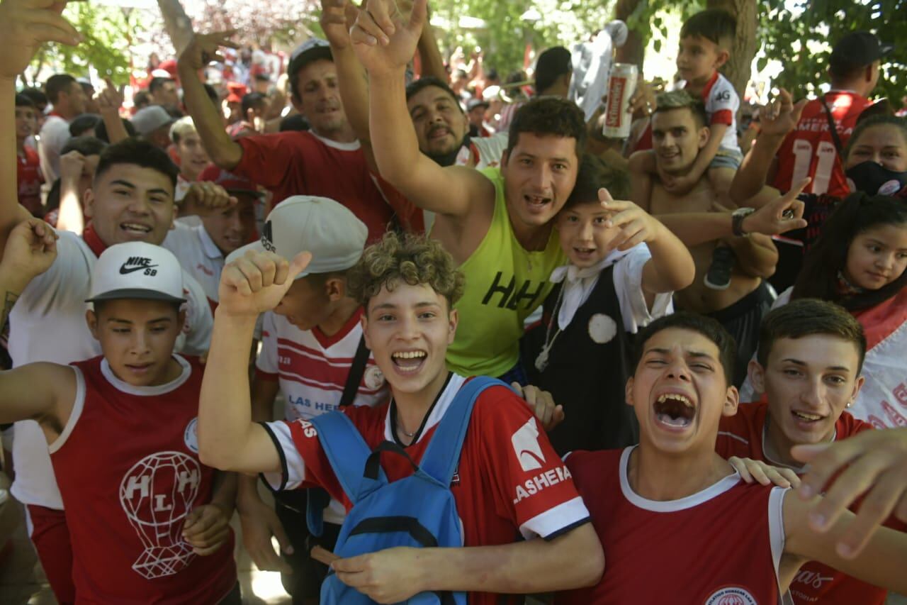 Miles de hinchas se congregaron para despedir al plantel de Huracán, que jugará el próximo viernes en Madryn. / Orlando Pelichotti 