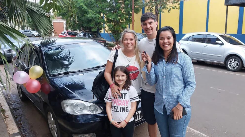 Tania Montenegro junto al auto que recibió tras la propuesta.