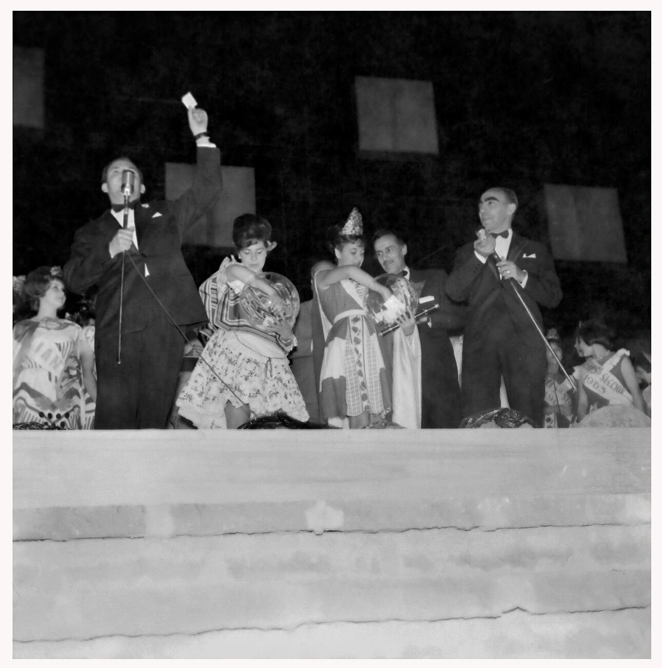 Momentos del canto de los votos, minutos después Elba Espósito salió electa como la Reina de la Vendimia. Los locutores relataron cada uno con la complicidad del público.
Fotografía: Archivo General de la Provincia de Mendoza
