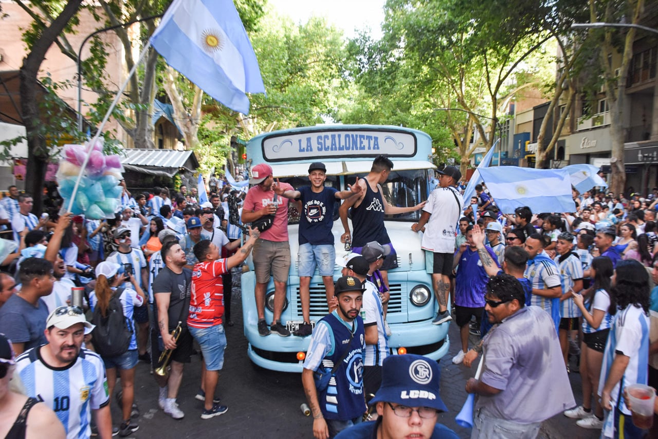 Argentina ya esta en cuarto de final y Mendoza lo festejo así. 
Foto: Mariana Villa / Los Andes