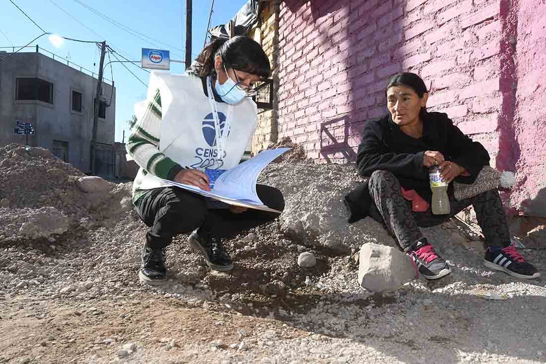 Mabel censa a Petrona en la puerta de su casa.
Foto: José Gutiérrez / Los Andes 