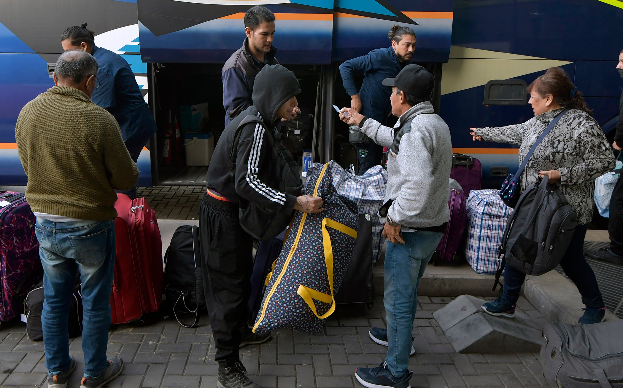 Terminal de ómnibus repleta de personas que volvieron de Chile tras el finde XL - Foto: Orlando Pelichotti / Los Andes