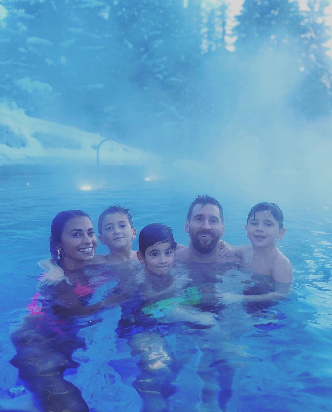 Lionel Messi disfruta de su descanso en la nieve junto a Antonela Roccuzzo y sus hijos.