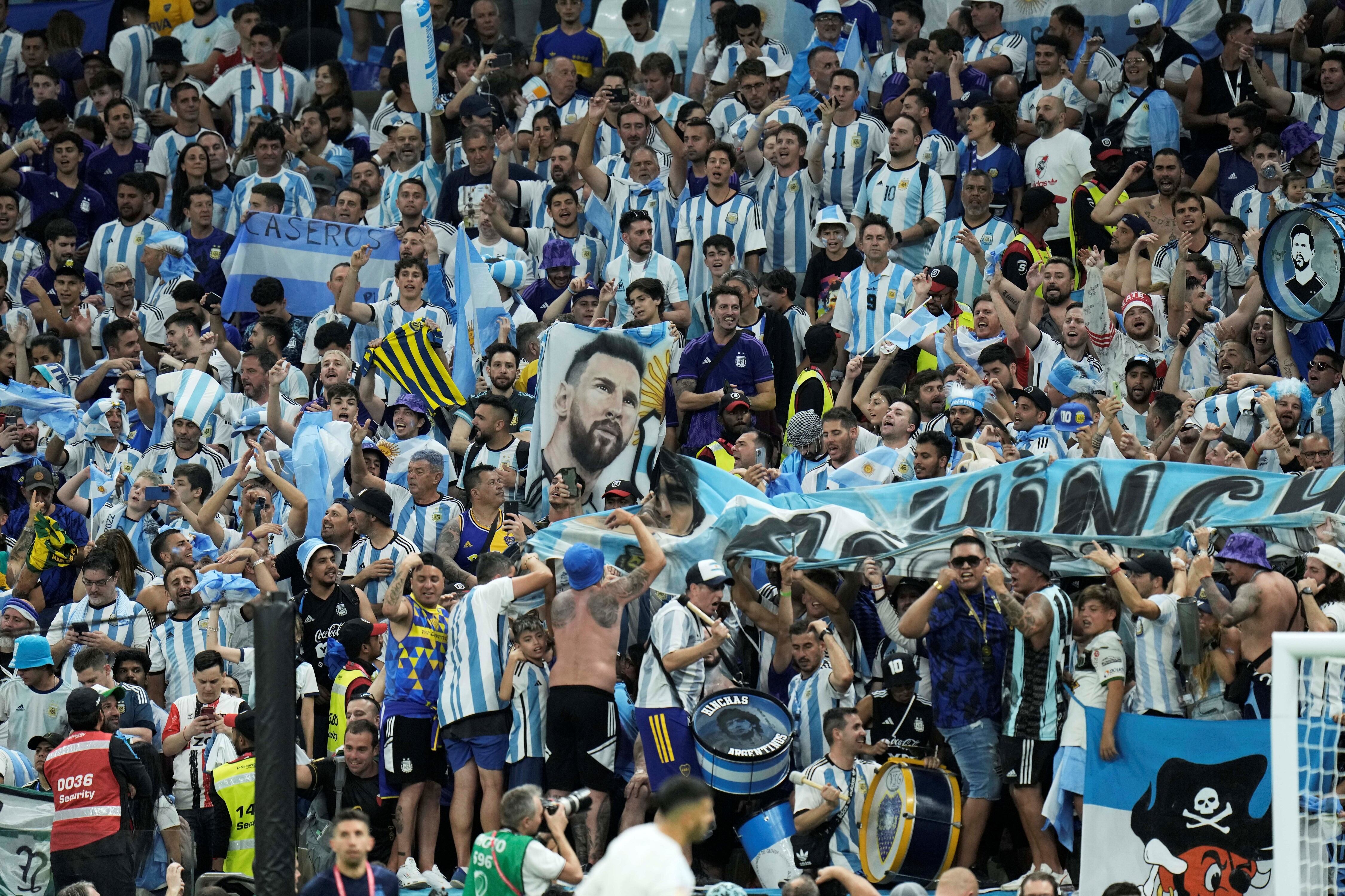 Lo que pretenden los hinchas es conseguir las entradas de tercera categoría, no sólo porque son más económicos, sino porque esas ubicaciones son las que están detrás de los arcos, donde se ubica la mayoría del público argentino.